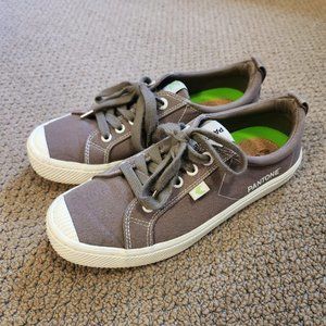 Cariuma Pantone canvas women 8.5  men 7 sneakers